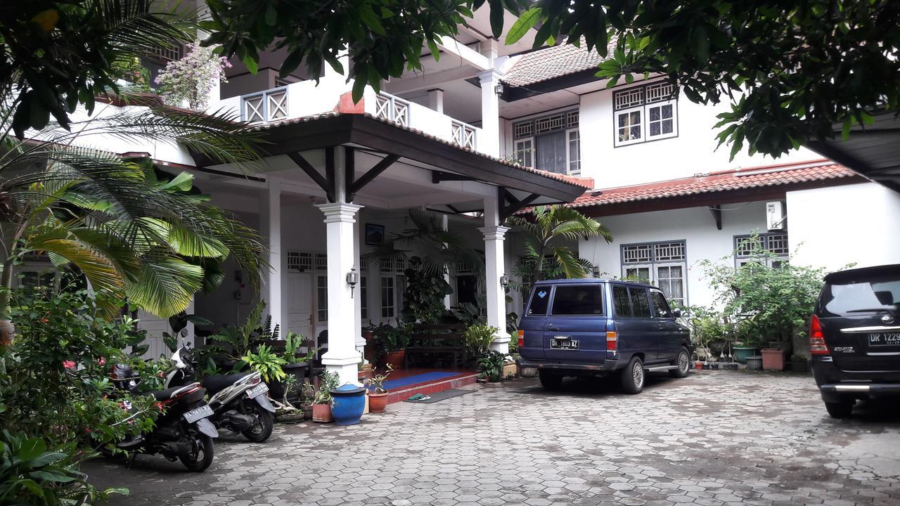Hotel Airlangga Mataram Rum bild